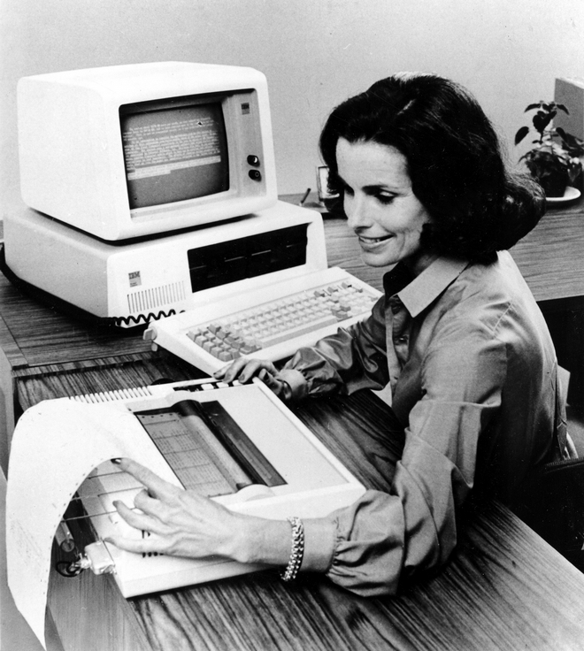 Σαν σήμερα, το 1981, κυκλοφόρησε ο πρώτος προσωπικός υπολογιστής από την  IBM | News 24/7