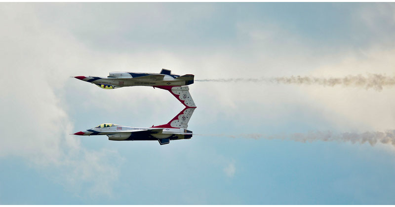 two-usaf-thunderbird-f16-mirror-image-reflection-acrobat-trick.jpg