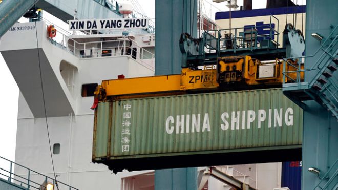 China-Shipping-container-unloaded-from-ship.jpg