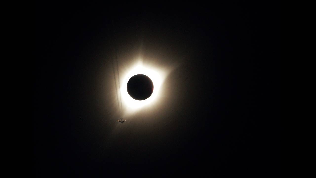 2017-08-21T181111Z_1555154119_RC19BA4E7660_RTRMADP_3_SOLAR-ECLIPSE-USA.JPG