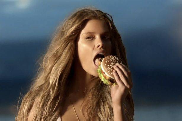 Nina-Agdal-eating-a-fish-sarnie-in-her-bikini_146869_large.jpg