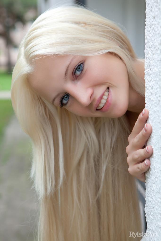 marvelous_blonde_is_posing_on_the_balcony_-_alysha_1.jpg