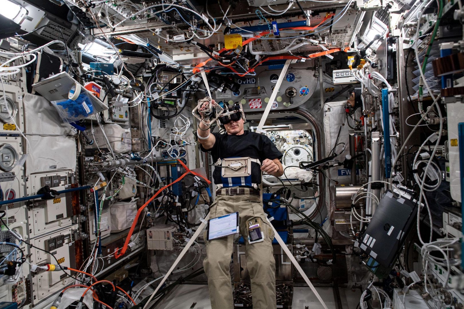 NASA-Astronaut-Mike-Hopkins-Performs-Grasp-Experiment-2048x1365-2.jpg