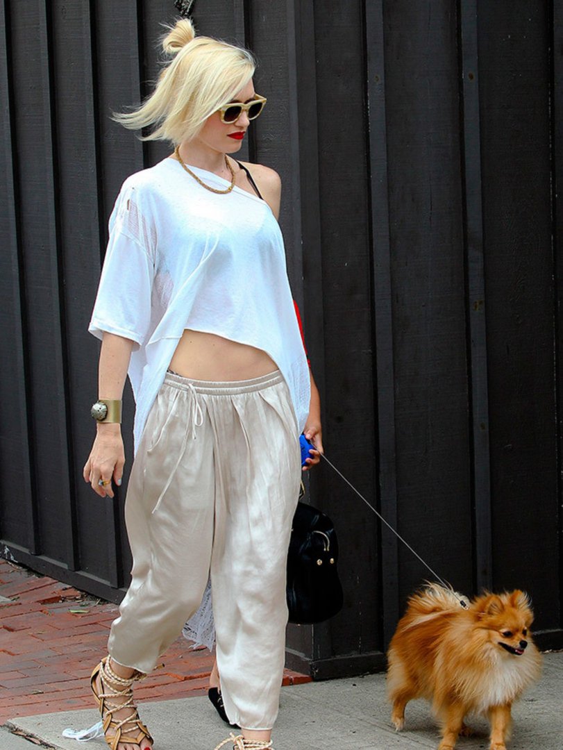 2048x2730-k-com-gallery-25197-2013-07-13-gwen-stefani-in-california-with-pet-dog-off-duty-stre...jpg