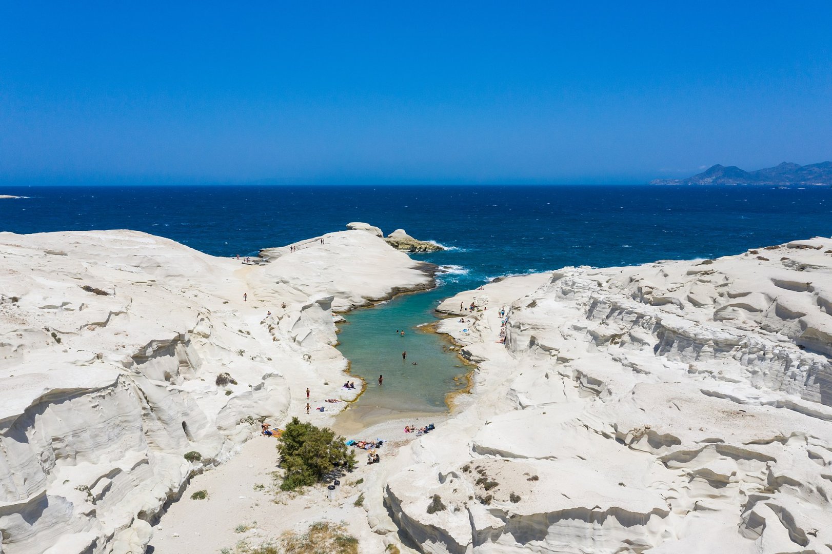 Sarakiniko_Beach_on_Milos_Island,_Greece_with_a_view_of_the_Aegean_Sea.jpg