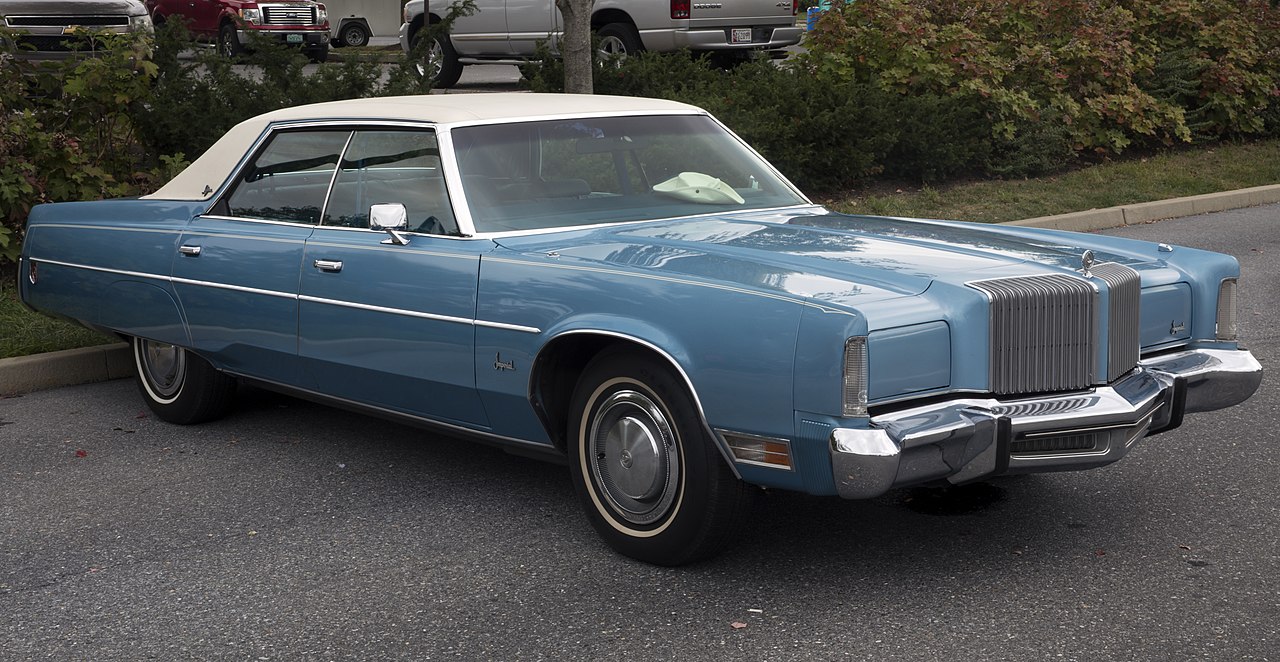 1975_Imperial_LeBaron_four-door_Hardtop_Sedan,_front_right_(Hershey_2019).jpg