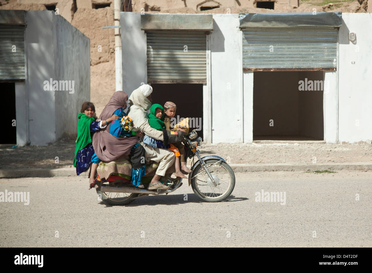 eine-afghanische-familie-fahrt-aber-ein-dorf-auf-dem-motorrad-17-marz-2013-in-der-provinz-helm...jpg