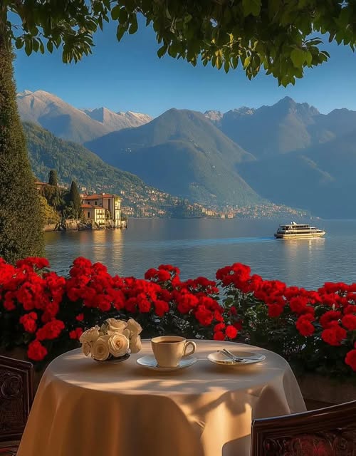 A coffee at the right place. Lake Como - Italy🇮🇹.jpg