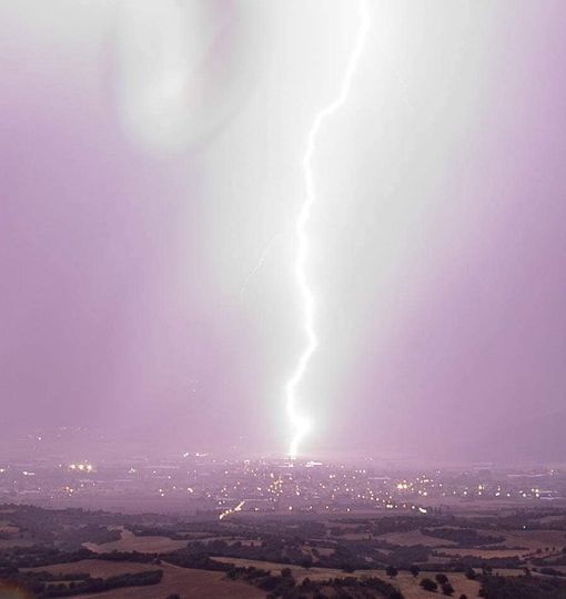 Μπορεί να είναι εικόνα αστραπή