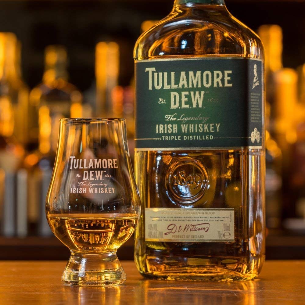 Irish whiskey triple distilled. Tullamore Dew 1829 Irish Whiskey. Виски Tullamore Dew Irish Whiskey Triple distilled. Tullamore Dew стаканы. Виски Tullamore со стаканами.